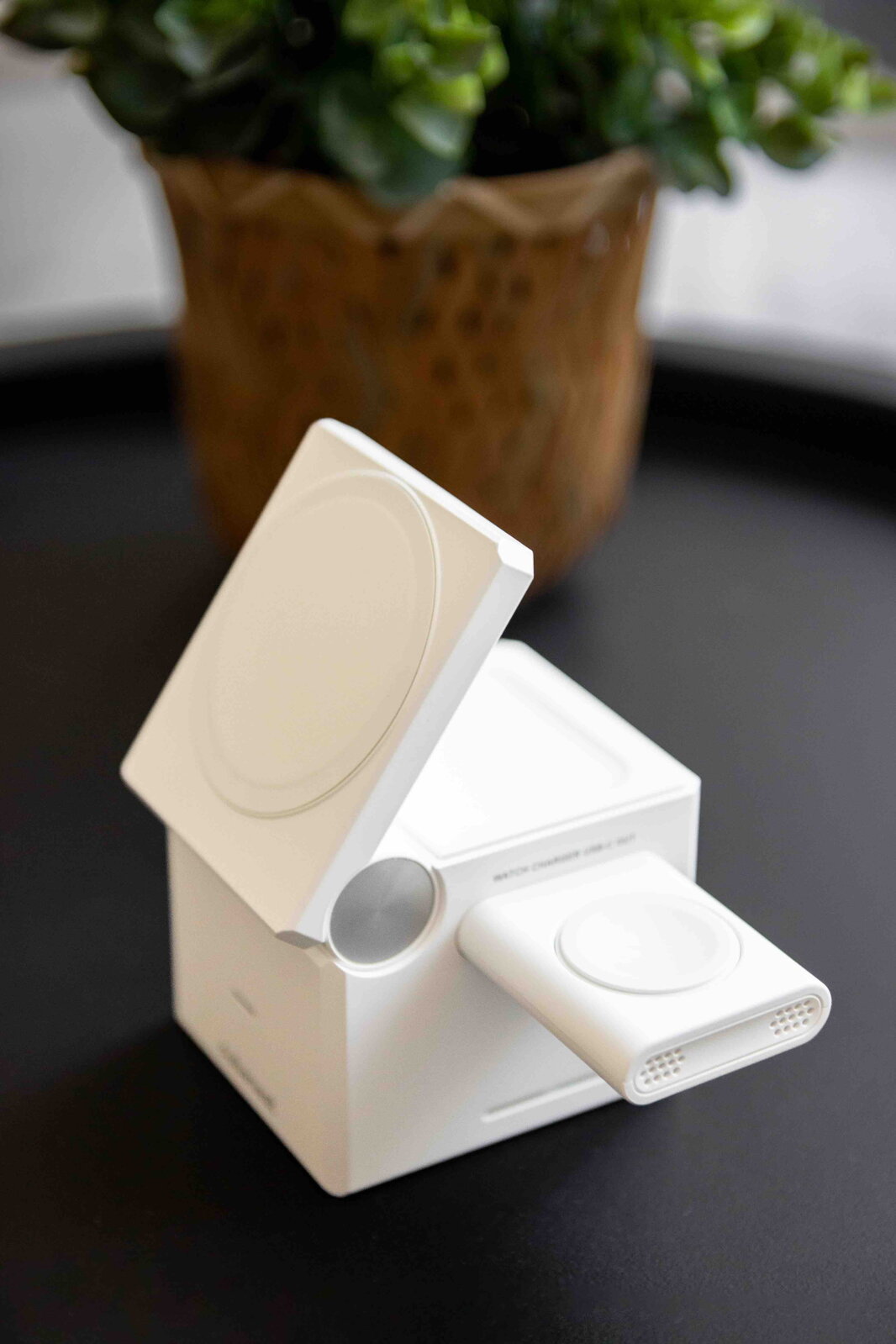 Magnetická bezdrôtová nabíjačka Cubenest 3v1 E311 White