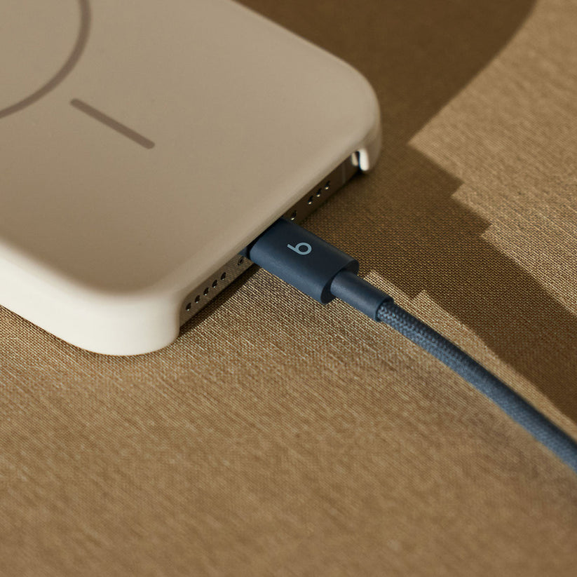 Opletený kábel Beats USB-C/USB-C 1,5 m – tmavomodrý – pripojenie k telefónu