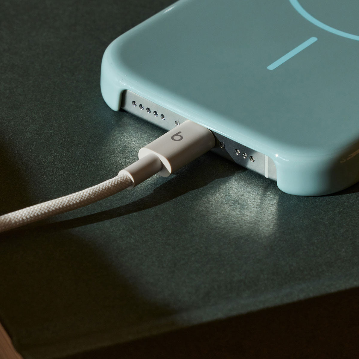 Opletený kábel Beats USB-A/USB-C 1,5 m – béžový – pripojenie k telefónu