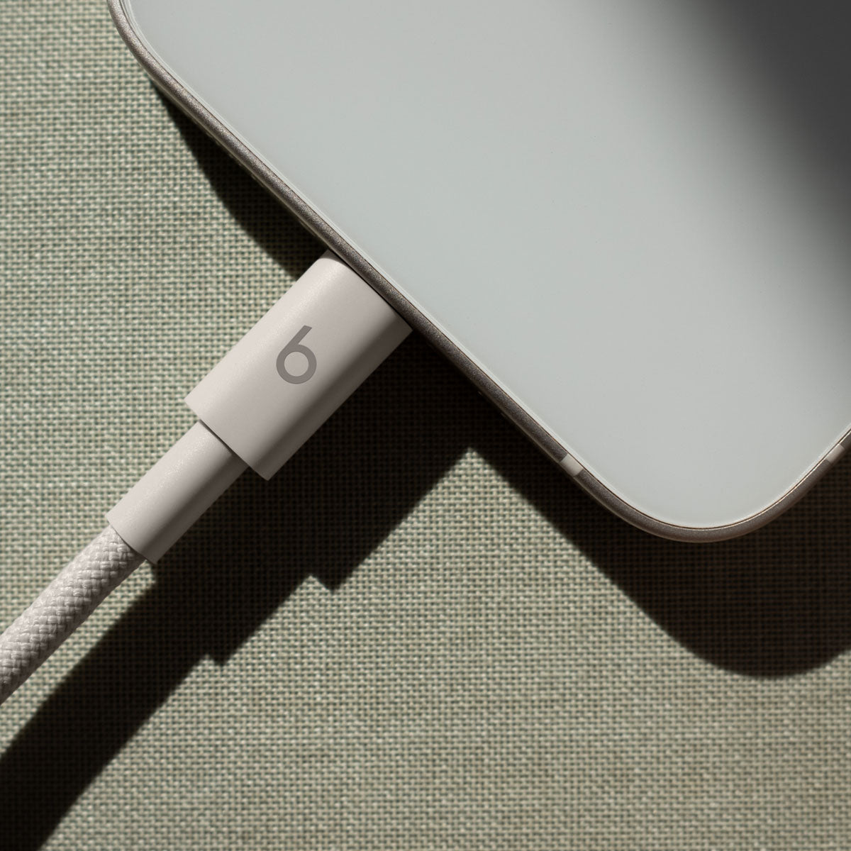 Opletený kábel Beats USB-C/Lightning 1,5 m – béžový – pripojenie k telefónu