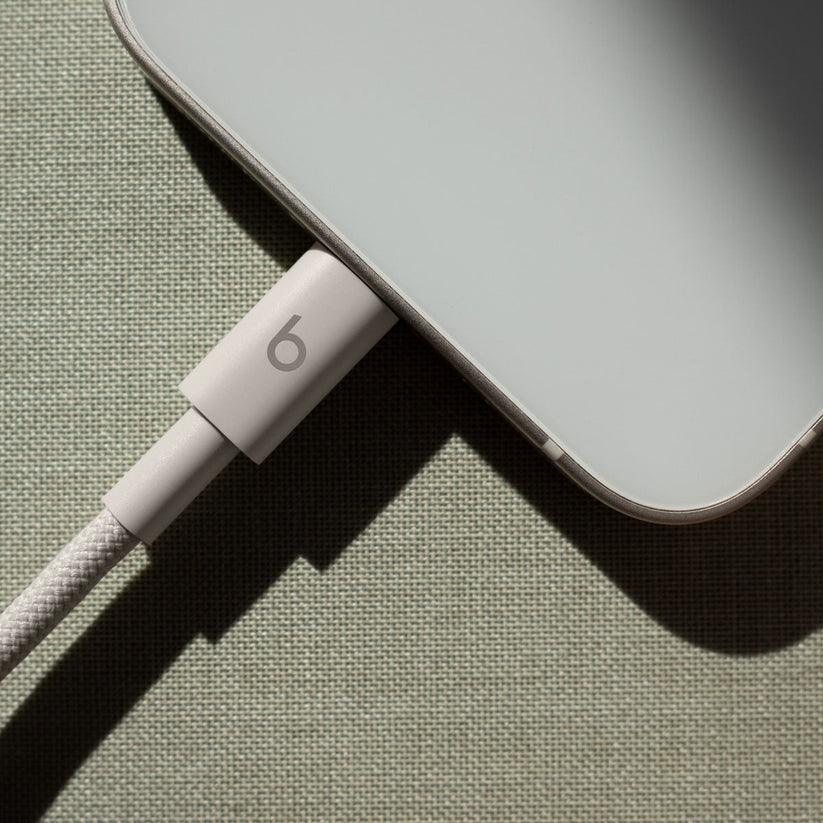 Opletený kábel Beats USB-C/Lightning 1,5 m – béžový – pripojenie k telefónu