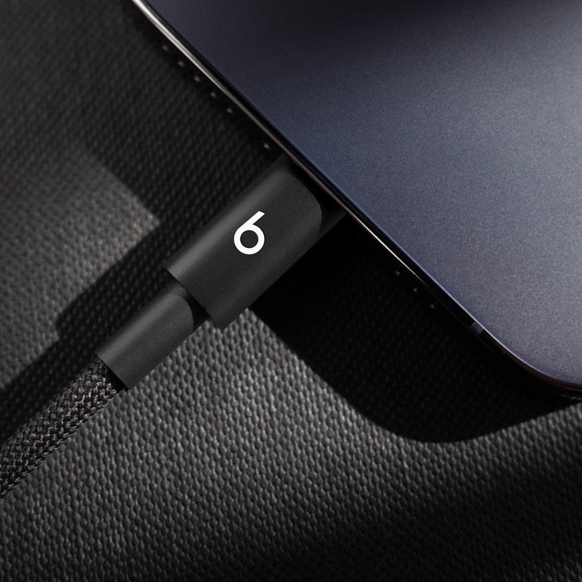 Opletený kábel Beats USB-C/Lightning 20 cm – čierny – pripojenie k telefónu