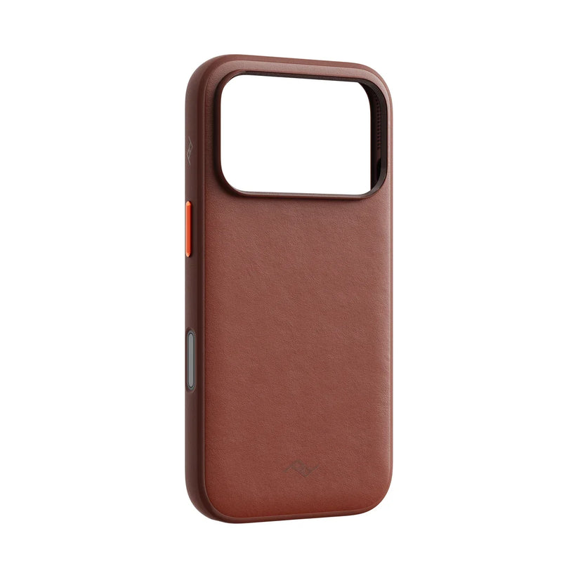 Kryt Peak Design Everyday Case Clarino pre iPhone 18 Pro – hnedý – šikmý pohľad zozadu
