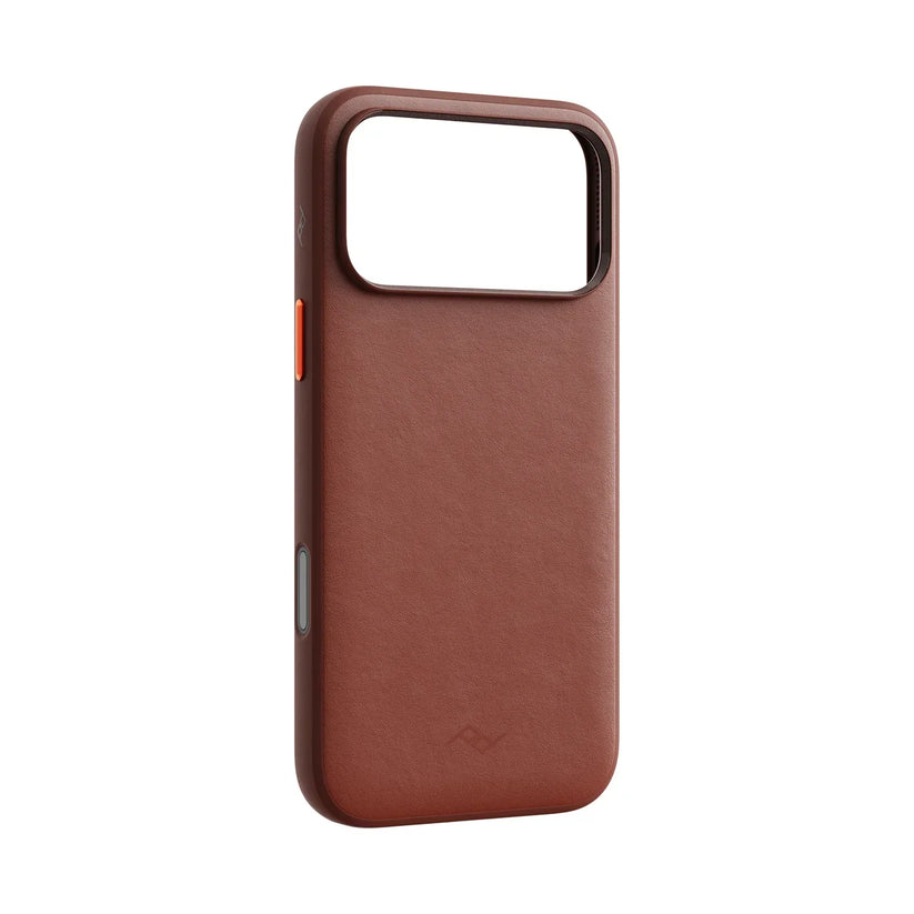 Kryt Peak Design Everyday Case Clarino pre iPhone 18 Pro Max – hnedý – šikmý pohľad zozadu