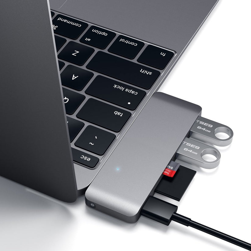 SATECHI USB-C PASS HUB s piatimi výstupmi  - kozmicko sivý